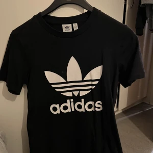Adidas T-shirt 100 kr - Storlek XS, originella pris 300kr men säljer den för 100 kr! Knappt använd för år sen så mycket fint skick! Skriv om intresserad- kan mötas upp på stan, tar endast emot Swish