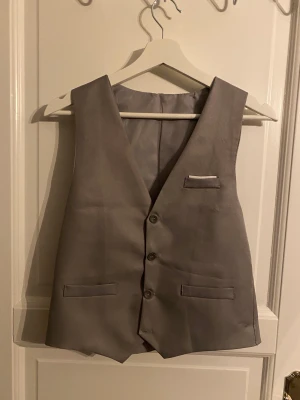 Väst  - En cool väst som är dösnygg men kommer aldrig till användning❤️