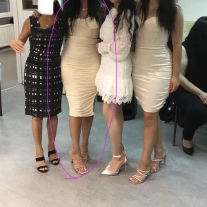 Beige klänning - Säljer min jättefina klänning som jag endast använt en gång. Mid längd och med ett elegant slitt som bara är perfekt! Kuporna passar jättebra och är så fina med siden detaljerna. Hör av dig vid intresse och för mer info🎧🌟💌🥥