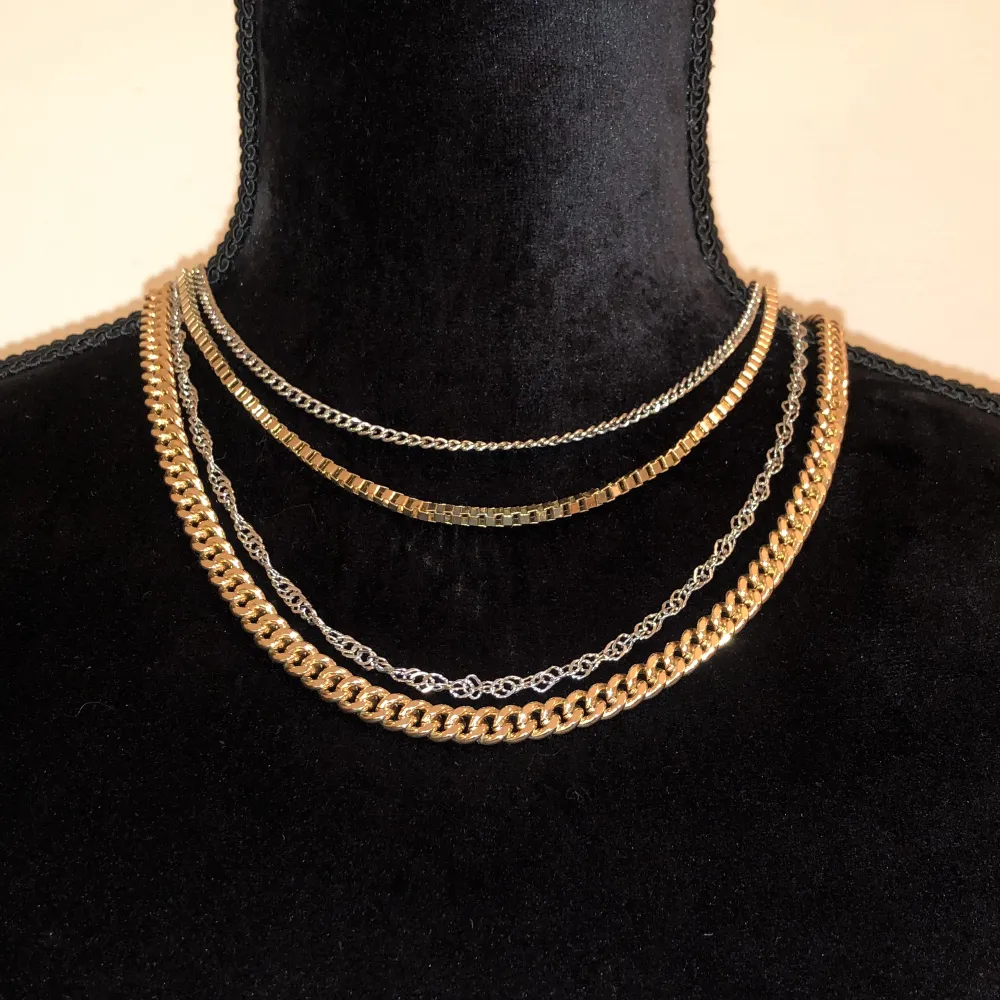 Fyra halsband i ett, två guldfärgade och två silverfärgade. Längd ca 48cm. Vikt ca 59g.. Accessoarer.