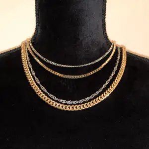 Fyra halsband i ett, två guldfärgade och två silverfärgade. Längd ca 48cm. Vikt ca 59g.