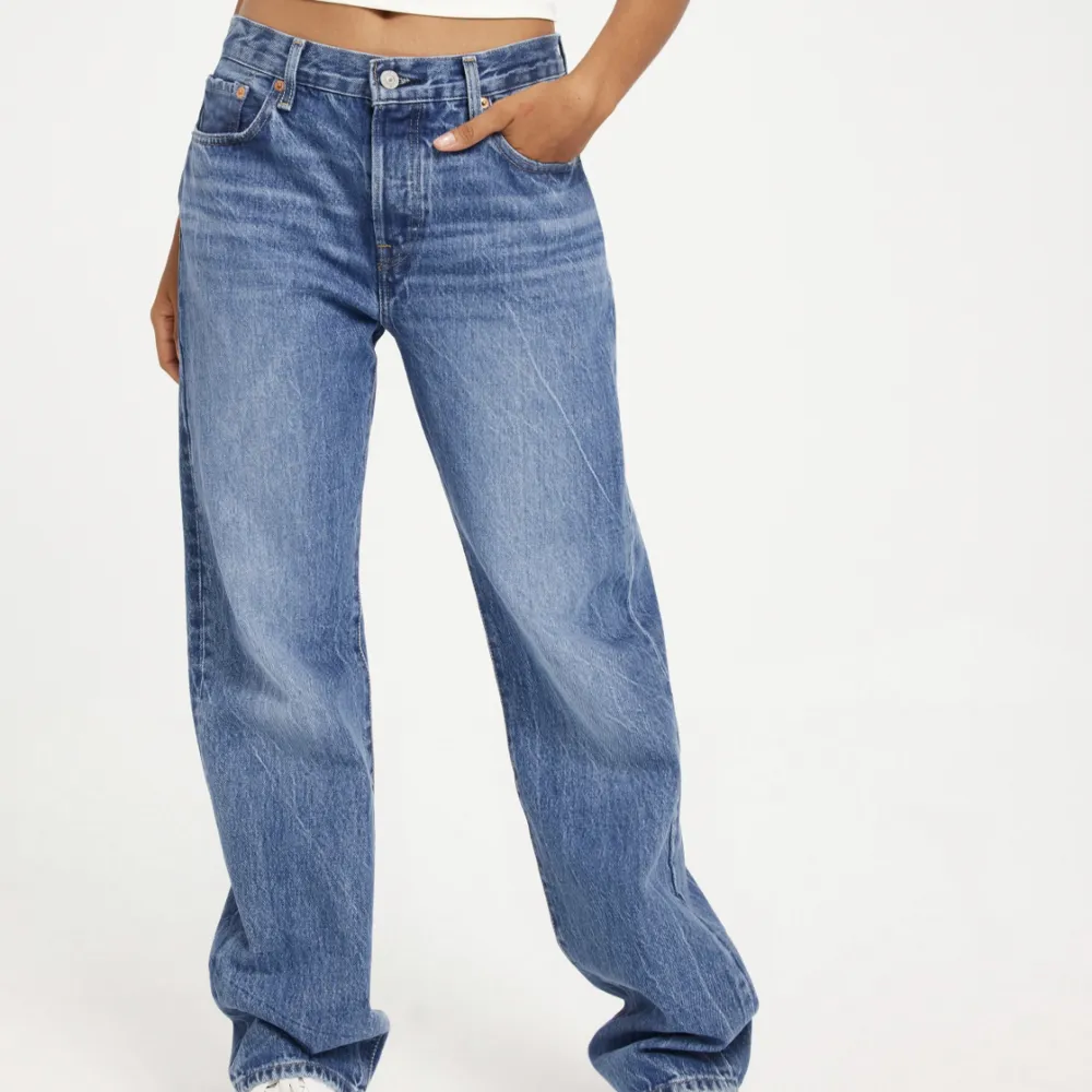 Säljer dessa levis jeans som är i nytt skick och en lite mörkare nyans i storlek w 26 och l 32. Jeans & Byxor.