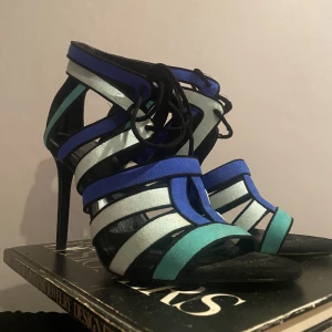 Strappy heels 39 - Jättefina klackar i mocka från Zara, köpt några årsen i Tokyo. Har används kanske 2 ggr. Lite smutsigt men man ser det knappt när dem e på, annars i jättebra skick. 