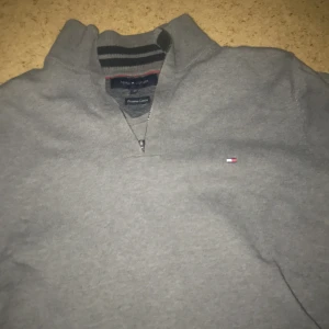 Tommy hilfger tröja - Hej säljer min Tommy hilfger tröja har andvänts bara 4 gånger i bra skick ingen fläck kan skicka mer info efter ni har kontakta mig kan sälja för 400 till 350 Swish 