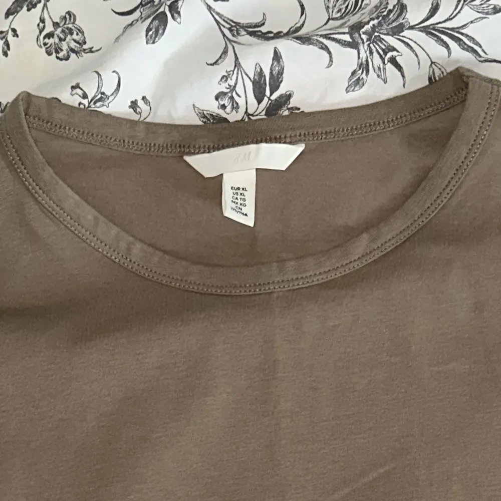 Jättefin och otroligt skön gråbeige t-shirt/babytee, knappt använd så väldigt bra skick, XL men passar L och M lite mer oversize. T-shirts.