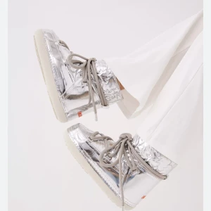 Inuikii skor - Säljer dessa ascoola unika inuikii skor som är slutsålda nu!! Har endast använt dem ett fåtal gånger så dem är precis som nya❤️För dig som vill sticka ut nu i höst/vinter!!