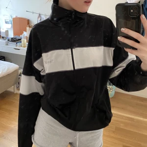 Tjocktröja - Jätteskön zip up, i fint skick. Varmt material.