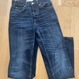 Jemas - Mörkblå jenas. Knappar istället för dragkedja. Inte använda många gånger.