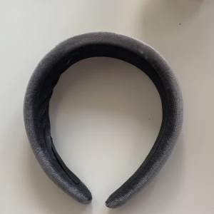 Diadem - Ett grått diadem som är använt 1-2 gånger❤️ Väldigt bra skick