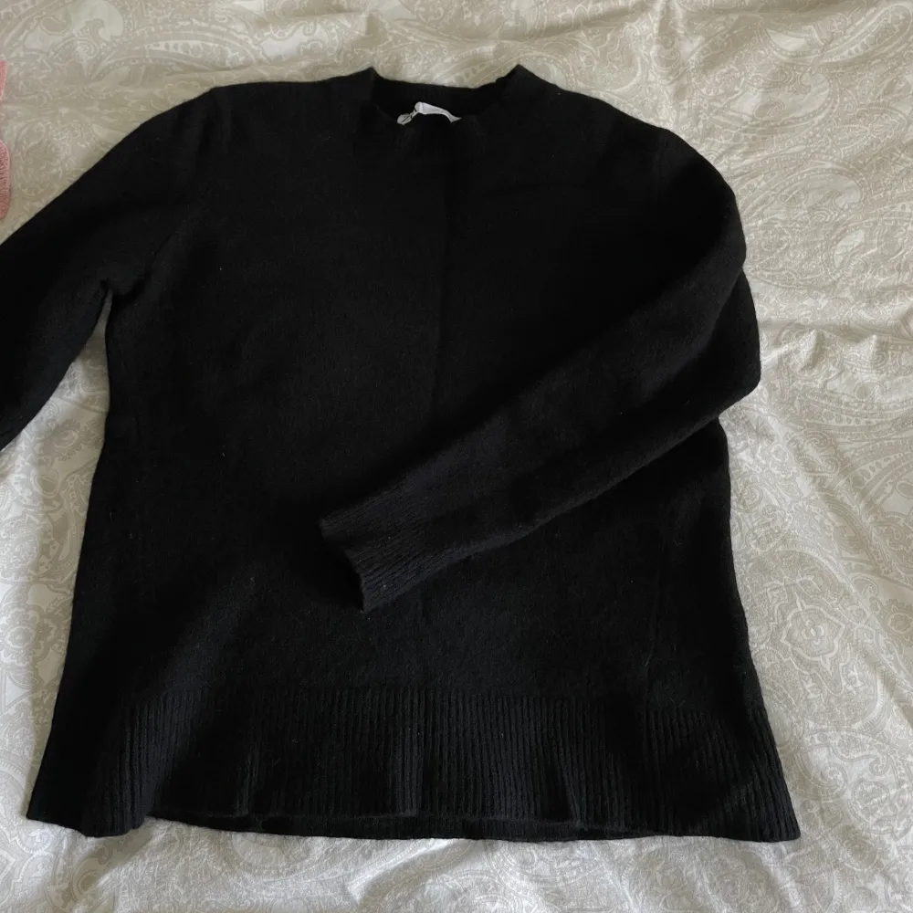 Svart stickad tröja från zara storlek S, använd typ två gånger💕. Tröjor & Koftor.