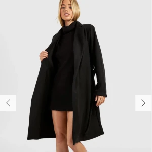 boohoo Kappa  - Fin kappa har inte kommit användning har prislappen kvar.nypris är 450 jag säljer den för 299.storlek är 36 men känns som mera 38🥰skriv om ni vill ha bilder🌸 