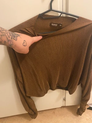 Bianca Ingrosso tröja - Bianca Ingrosso Top i storlek 38. Tror inte att den går att köpa längre. Kortare modell. Använd vid ett tillfälle 🌺😊  Köparen står för frakten.