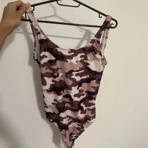 Lila rosa camo bodysuit  - Bodysuit stl s  Oanvänd  Lila rosa camo Djup rygg  Stretchig 