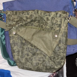 Crossover väska - Grön crossover väska med militärigt mönster! Får plats med dator och annat i🙌