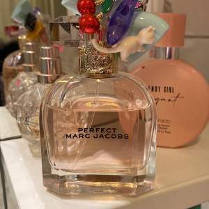 En rätt så ny Marc Jacobs parfym som doftar väldigt gott, den är fräsch rosig men samtidigt lite söt och cotton aktig. Original priset varierar från 685-900kr.Jag använder den sällan då jag oftast använder sötare parfymer :)