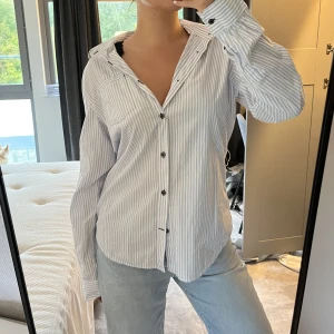 Skjorta  - Super snygg oversized skjorta, står fl men är mer som en l (brukar ha m)