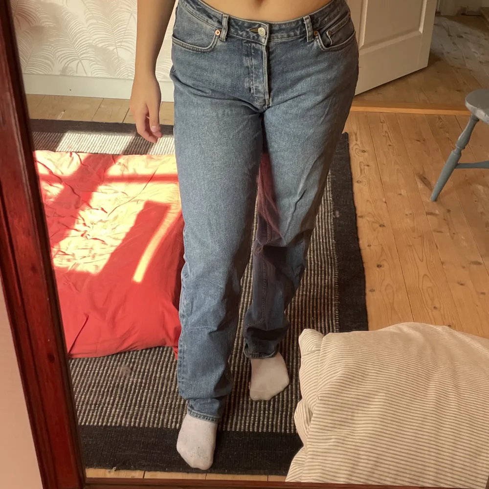 här har vi ett par mid waist raka jeans. Det är ett par fina jeans men dem har bara inte kommit till användning.  kontakta dm för funderingar eller intresse🩷. Jeans & Byxor.