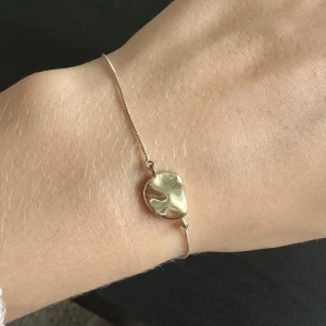 Armband  - Guldigt armband från snö of Sweden. I använt skick, lite nött på berlocken därav billigt pris 