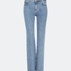 Bikbok jeans - Jeans från bikbok som tyvärr inte kommer till användning, använt ett fåtal ggr. I modellen low straight 550, stl W28/L30! Skriv privat för egna bilder💗💗