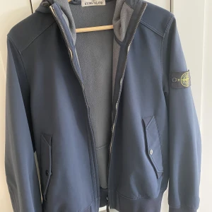 Stone Island jacka - Säljer min Stone Island vår/höst jacka i väldigt bra skick. Nypris: 4500. Mitt pris: 2199. Priset är ej hugget i sten så skriv vid minsta intresse eller vid behov av fler bilder.🤗
