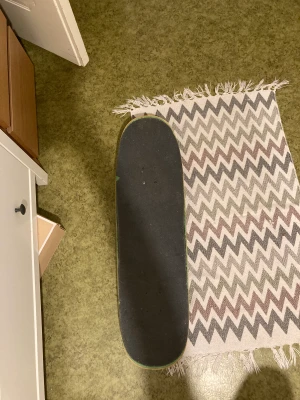 Skateboard  - Krooked deck, Indipendent trucks, pig wheels. 9 size deck