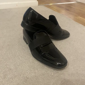 Myrqvist Lackskor - Ett par väldigt fina Myrqvist lackskor, använda för ett enda tillfälle i storlek 42,5, mycket fina till bal/student.