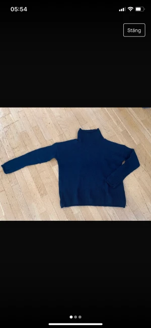 Mörkblå stickad tröja xs  - Nyskick  Mörkblå  Polokrage 