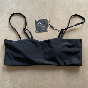 Svart bikinitopp  - Säljer en oanvänd svart bikinitopp med prislapp kvar. Toppen är i storlek S och har justerbara band och inlägg. Säljer pga att jag har så många bikinis och behöver inte denna🤍