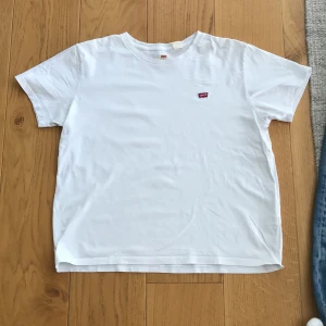 Levis T-shirt  - Levis t-shirt  Storlek L  Inga fläckar   Bra skick  Nypris: ca 300kr