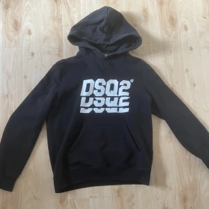 Dsquared2 tröja  - Säljer nu min Dsquared2 tröja den är köpt på miinto den är i bra skick. Storlek 16y men passar S 