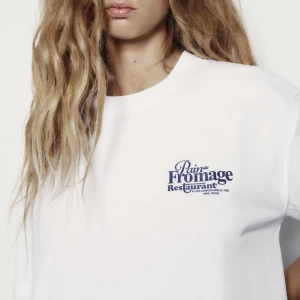 T-shirt med tryck strl M - Från Zara, oanvänd i strl M. Något oversize