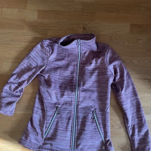 rid tröja - hej säljer den här jätte fina rid tröjan då av att den är för liten. jätte bra kvalite och lite tjockare. inga defekter. skriv för mer frågor❤️