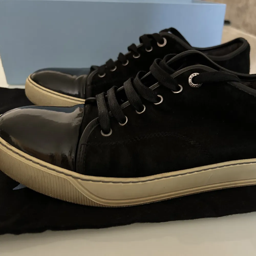 Lanvin cap toe sneakers svarta - storlek  UK8/43 - skorna är i hyfsat bra skick men sulan är lite gul. Nypris 4299kr - endast dustbag följer med.. Skor.