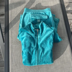 Juicy couture set från 2000-talet - Säljer ett riktigt snyggt Juicy Couture set från 2000-talet! Setet är välanvänt men har inga andra defekter! Pris kan diskuteras