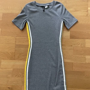 Klänning 🤍 - Tight ribbad klänning från HM i storlek 36/S. Använd ett fåtal gånger. 