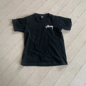 Stussy t-shirt  - Säljer en stussy T-shirt använd ett få tal gånger . Säljer för den är för liten