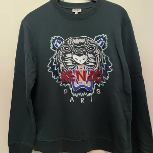 Kenzo tröja S  - Äkta kenzo tröja i en unik grön färg. Köpt i nk 2020. Storlek S men passar även M