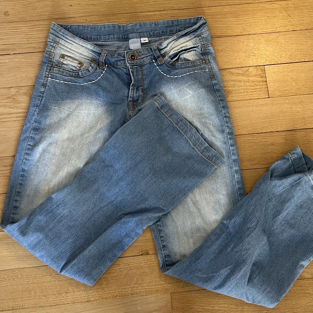 Snygga y2k jeans med coola fickor i bra skick 💗 jeansen sitter som ett par snygga baggy jeans på mig som har storlek 36/38! Pris går att diskutera💋. Jeans & Byxor.