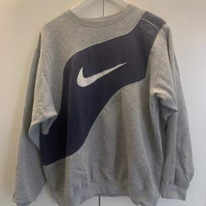 En grå och blå Nike sweatshirt köpt från vintagebutik. Oversized och ca storlek L