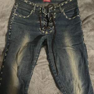 bootcut jeans som inte varit använda på typ 10 år, har ingen gylf eller knapp 