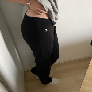 Raka lågmidjade mjukisbyxor  - Lågmidjade raka mjukisbyxor i storlek m men känns som xs/s. Från champion  