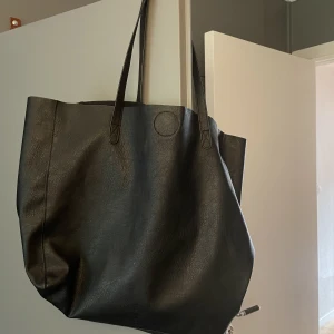 Väska - Basic svart väska. Stort utrymme bra till skolan.🩷 