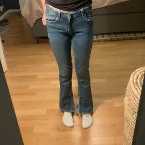Lågmidjade bootcut jeans från young gina är i storleken 146 men passar 155 cm lång. Har täcken på användning då byxbenen är lite slitna på botten.😇⭐️🤩💓