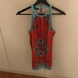 Linne - Ganska använt linne med knäppe där bak. I bra skick inga defekter