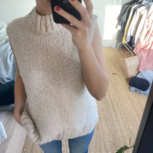 Fin stickad väst - Så fin stickad väst i en beige/vit färg! Köparen står för frakt. ❤️