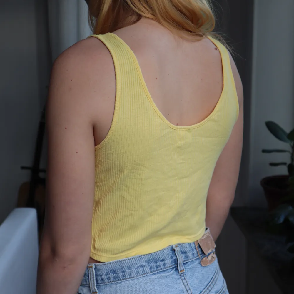 Pastell gult linne från H&M, med knappar på framsidan. Perfekt skick! Säljer då jag ej använder den längre 💛. Toppar.