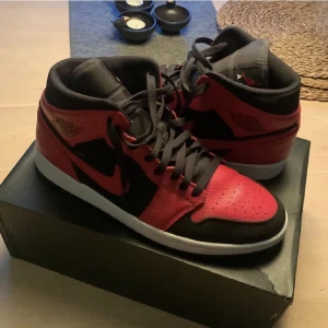 Jordan 1 reverse bred mid  - Säljer nu mina Jordan 1 pga inte riktigt min stil. Använt skick men fortfarande bra 👍 innersulan är lite sliten men de är ändå ingen som ser❤️‍🩹 kom gärna med bud men inga lowballers. Box tillkommer och dem är såklart äkta. 