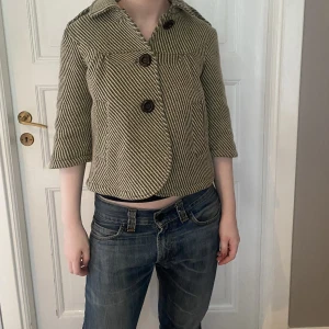 Trekvartsärmad kappa - Världens finaste trekvartsärmade kappa/jacka i galet snyggt mönster💞Perfekt nu till hösten! Fint skick. Skriv vid funderingar och kolla in mina andra annonser💓