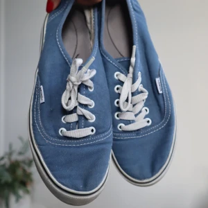 Blåa Vans i storlek 38 - Låga blåa Vans i storlek 38. Bra skick! Säljer då jag ej använder längre 🦕
