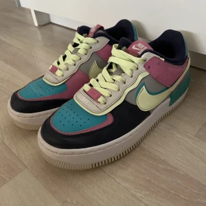 Nike air force shadow  - Skorna är i storlek 38 och köpta för ungefär 2 år sedan, har endast använts 2 gånger. Dem är i ett helt okej skick, kontakta för mer info! 🩷 Köparen står för frakten 